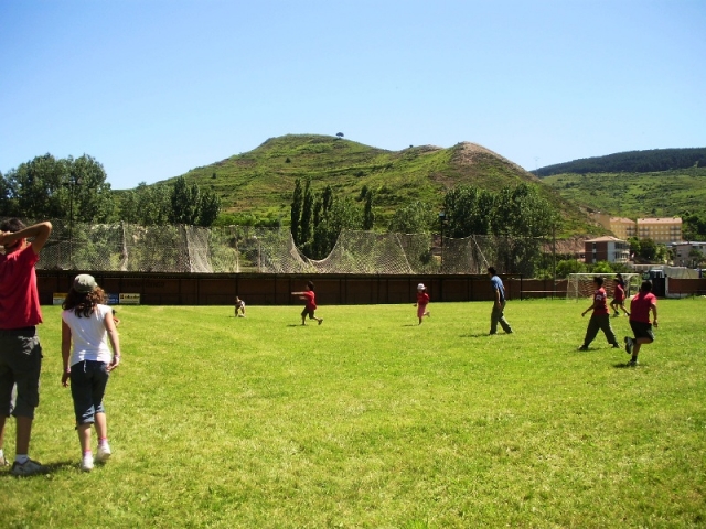 Jugando al futbol.JPG